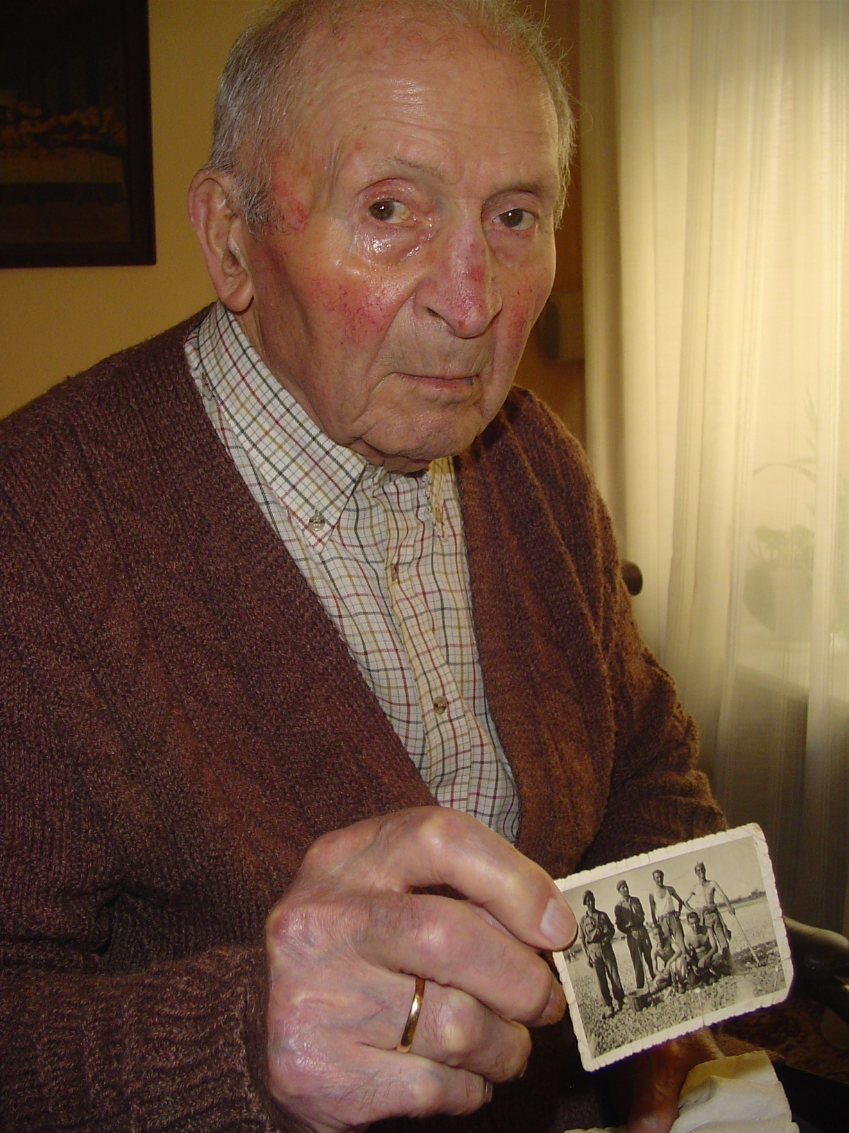 Nació el 1 de mayo de 1915 en Usurbil y pereció en Donostia el 5 de mayo de 2009. Vive en su caserío hasta que estalla la contienda e ingresa en el ... - manuelgoenaga-usurbil-014